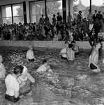 126332 Afbeelding van de massale doop van Jehovah Getuigen in het instructiebad van het zwembad Den Hommel (Kennedylaan ...